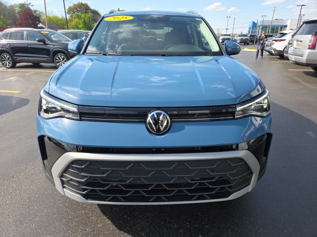 Used 2025 Volkswagen Taos SE FWD image 2