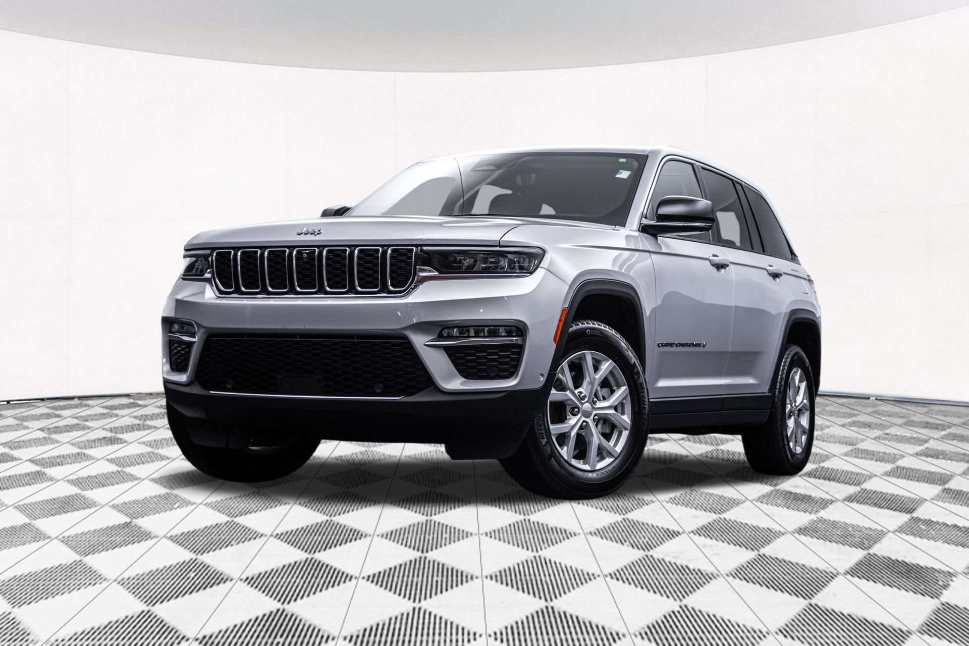 Used 2023 Jeep Grand Cherokee Limited w/ Luxury Tech Group II AWD/4WD image 2