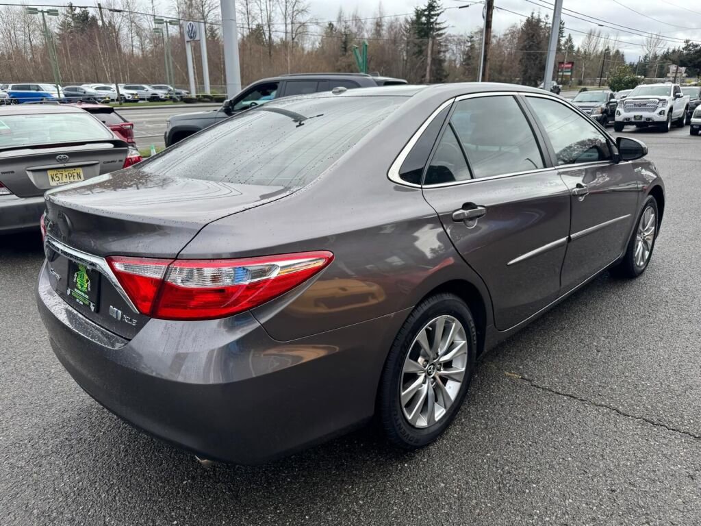 Used 2015 Toyota Camry XLE w/ Moonroof Package image 5