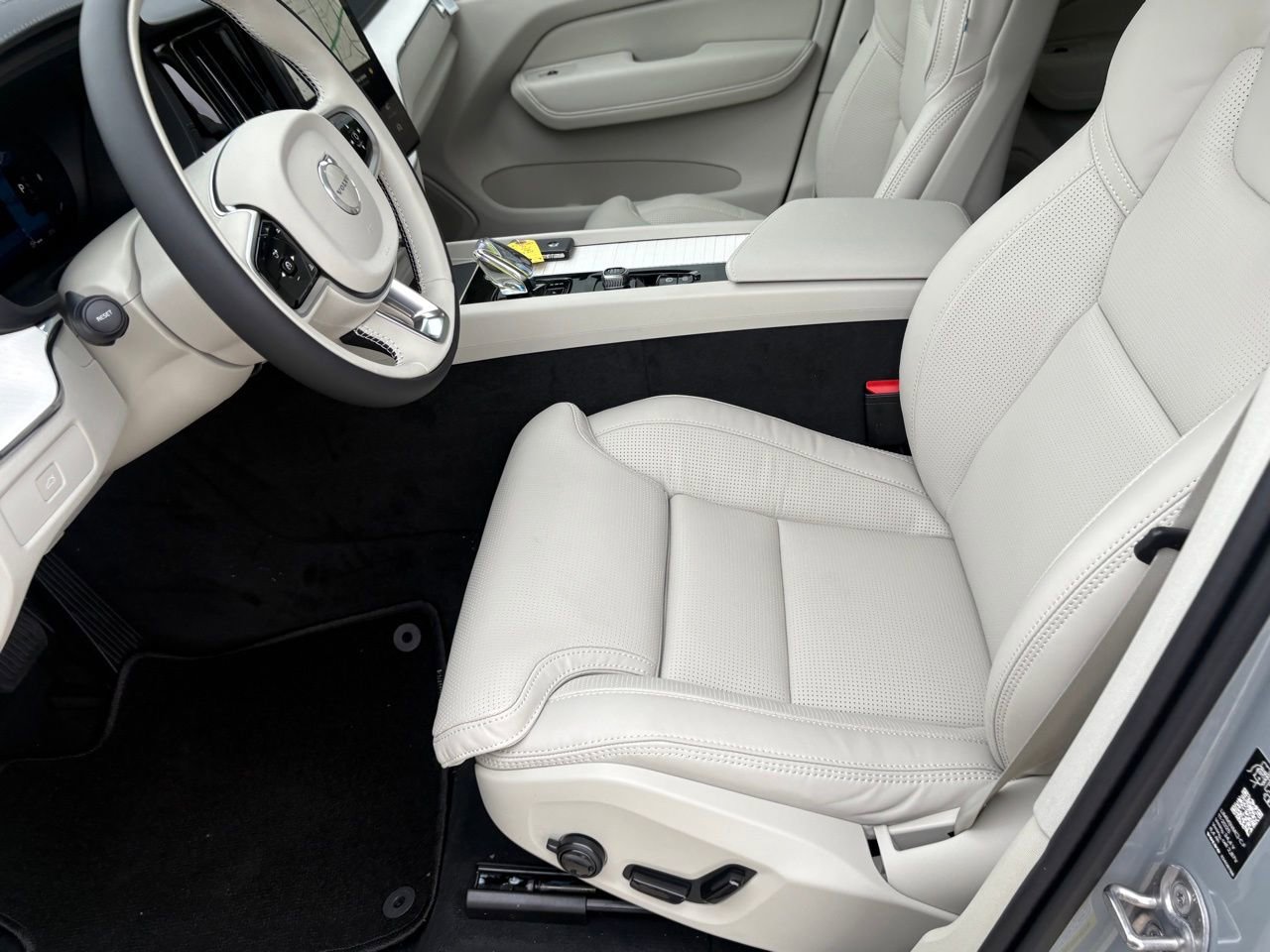 New 2026 Volvo XC60 B5 Ultra w/ Protection Package Premier AWD/4WD image 18