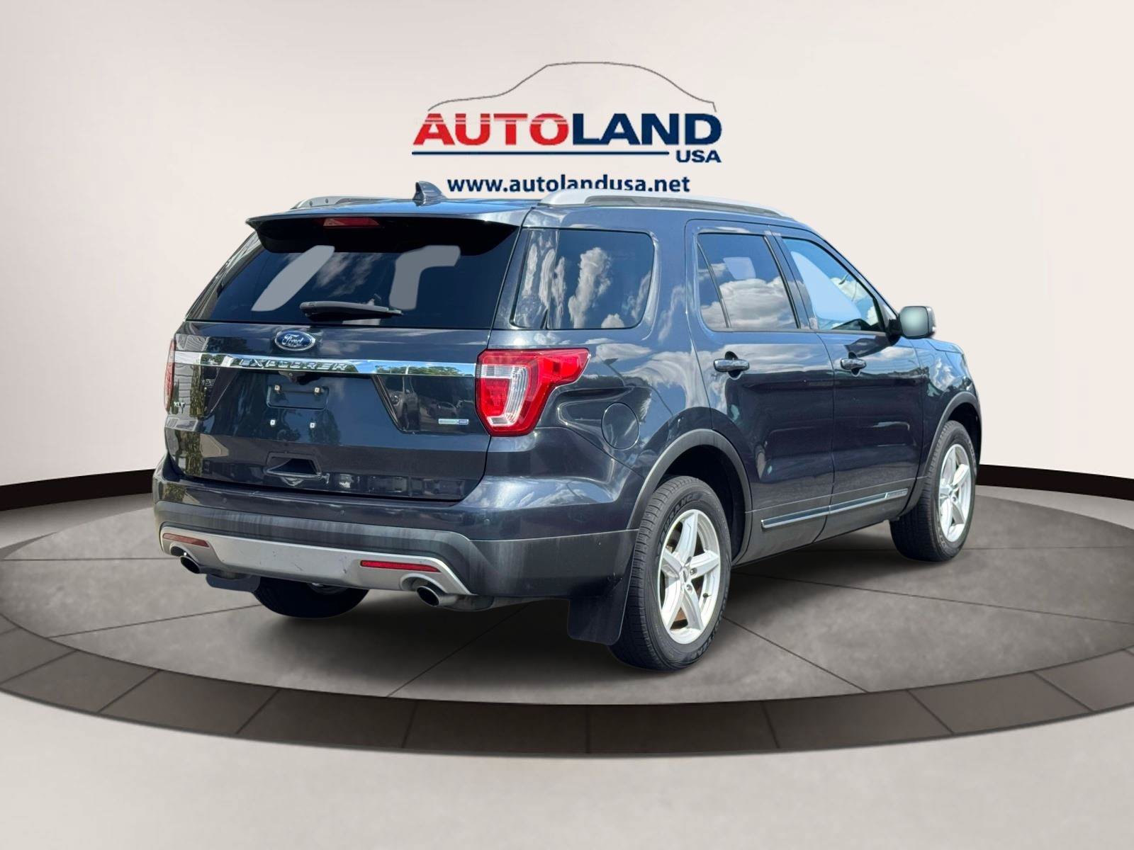 Used 2017 Ford Explorer XLT w/ Equipment Group 202A AWD/4WD image 4