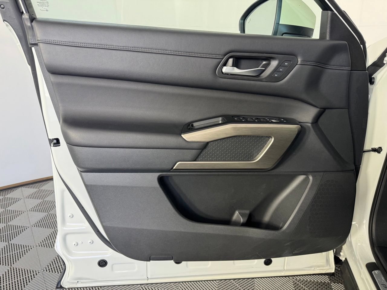 Used 2023 Nissan Pathfinder Platinum AWD/4WD image 9