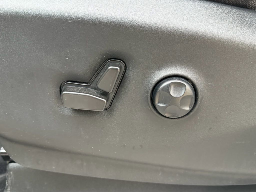 Certified 2022 Chrysler Voyager LX image 22