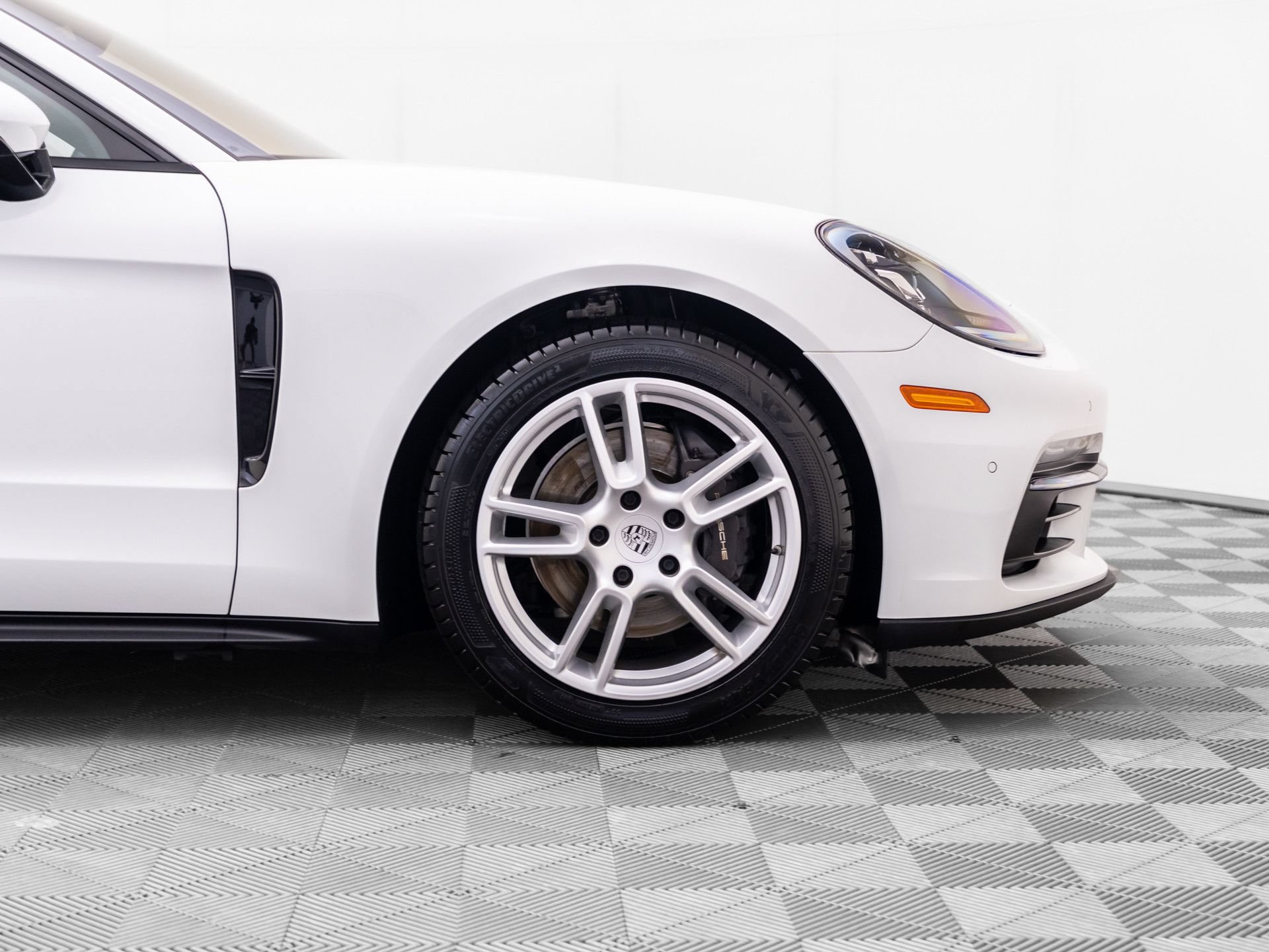 Used 2018 Porsche Panamera 4 AWD/4WD image 30