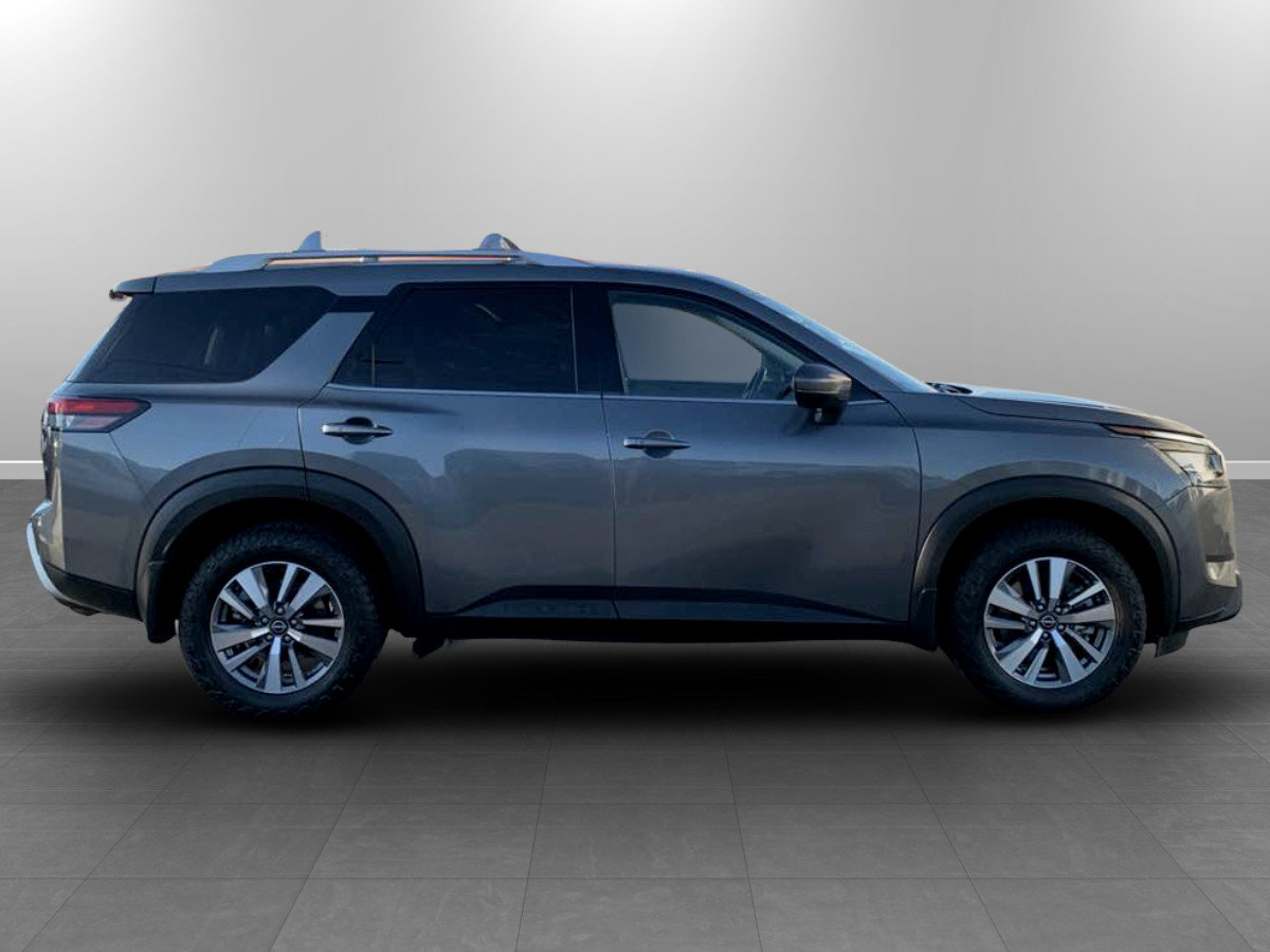 Used 2022 Nissan Pathfinder SL w/ Lighting Package (N92) AWD/4WD image 8