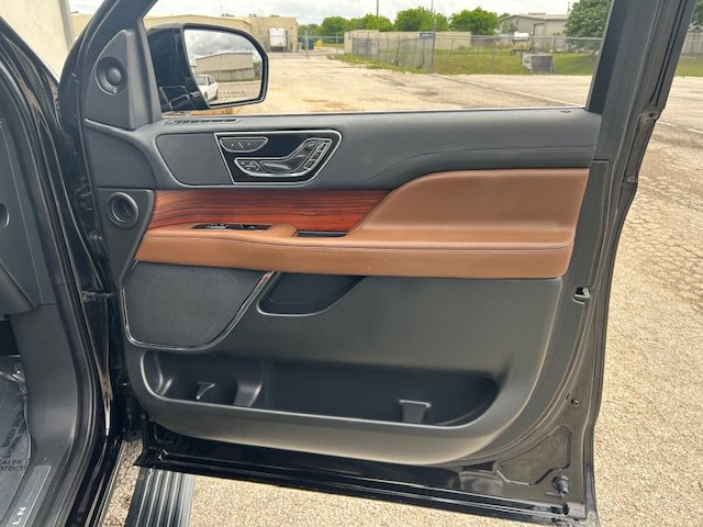 Used 2023 Lincoln Navigator Reserve image 11