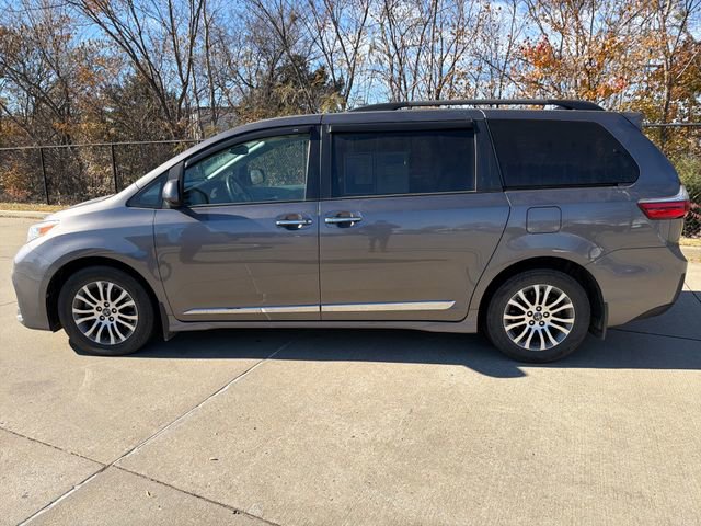 Used 2020 Toyota Sienna XLE image 2