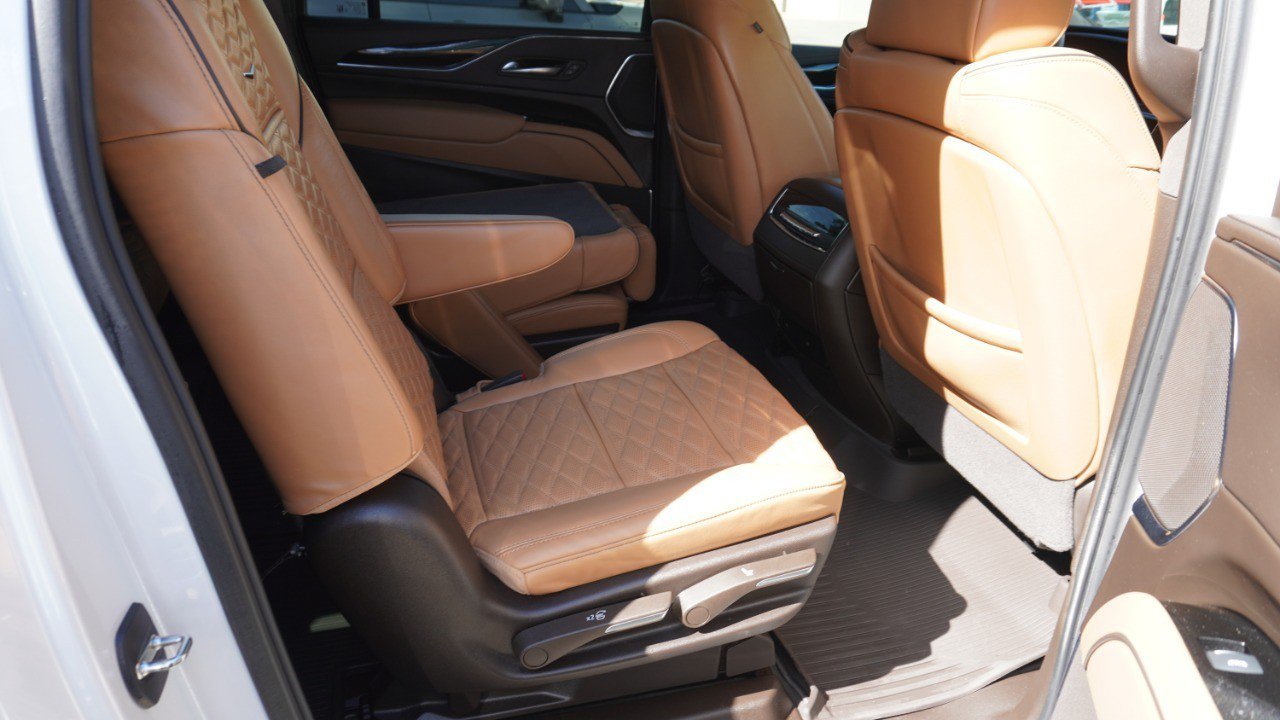 Used 2024 Cadillac Escalade ESV Premium Luxury AWD/4WD image 15