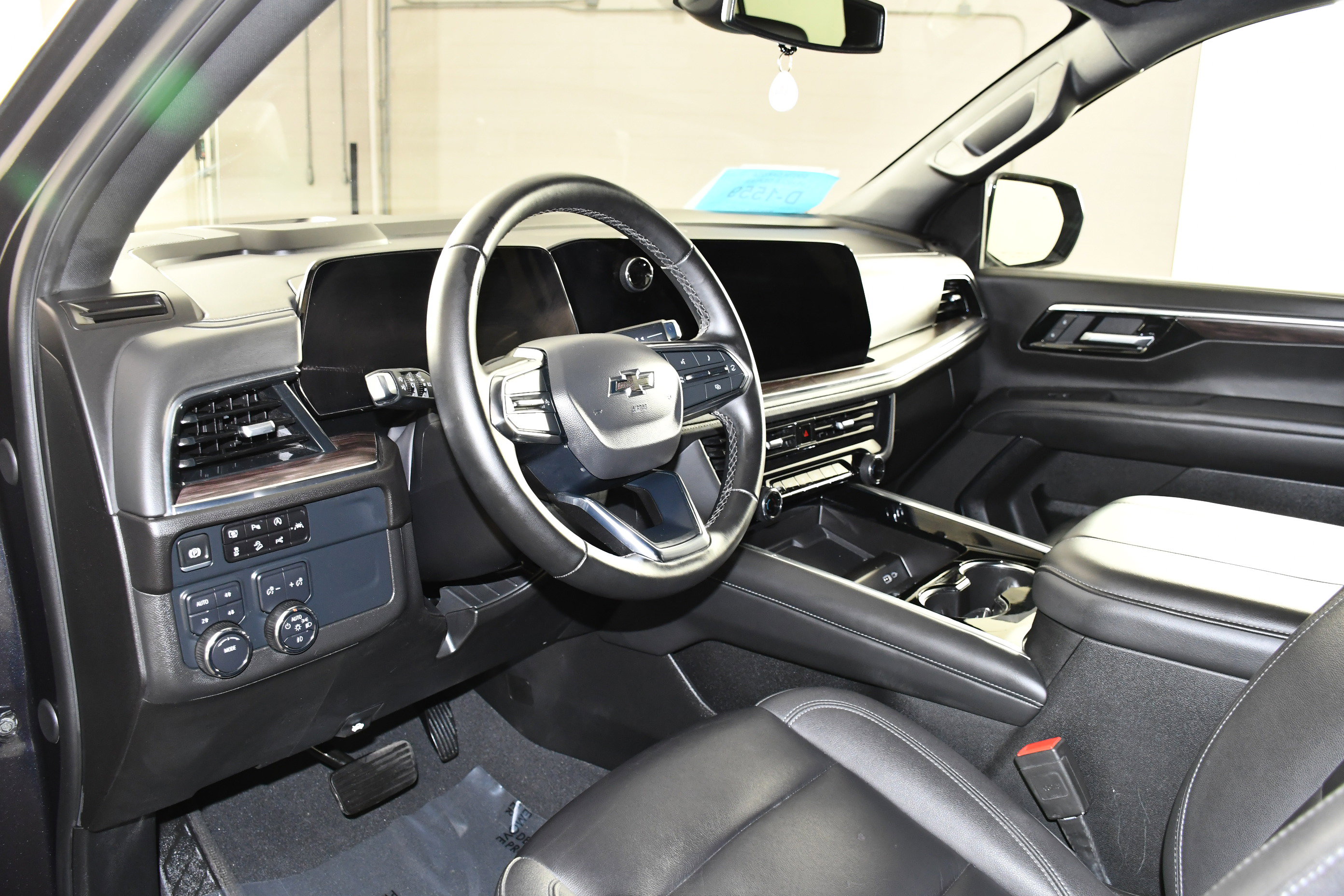 Used 2025 Chevrolet Tahoe Z71 AWD/4WD image 2