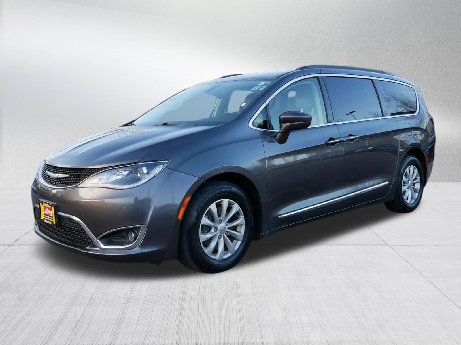Used 2017 Chrysler Pacifica Touring-L image 3