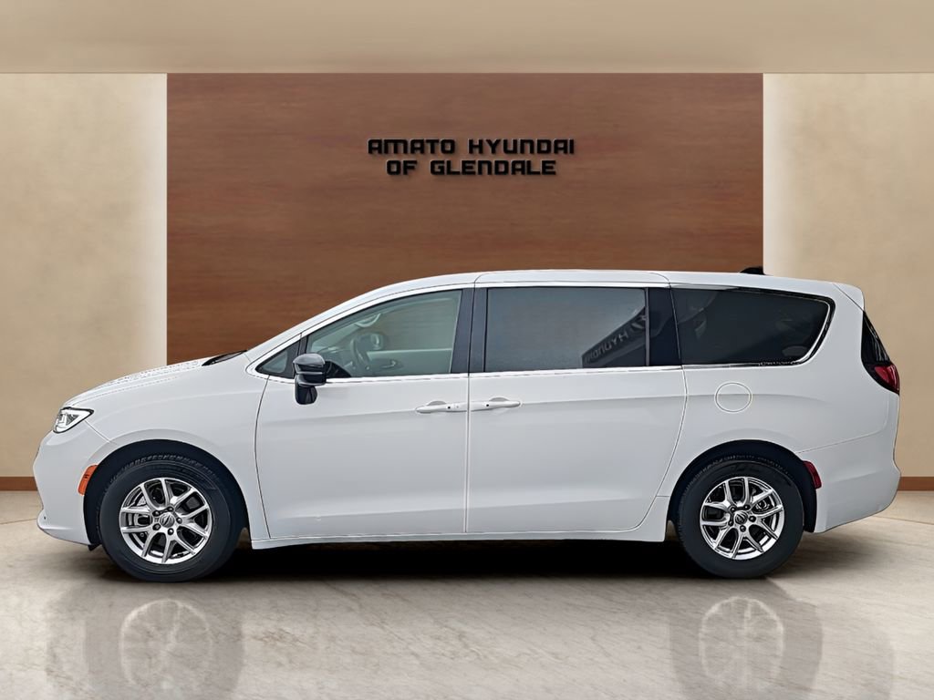 Used 2024 Chrysler Pacifica Touring-L FWD image 2