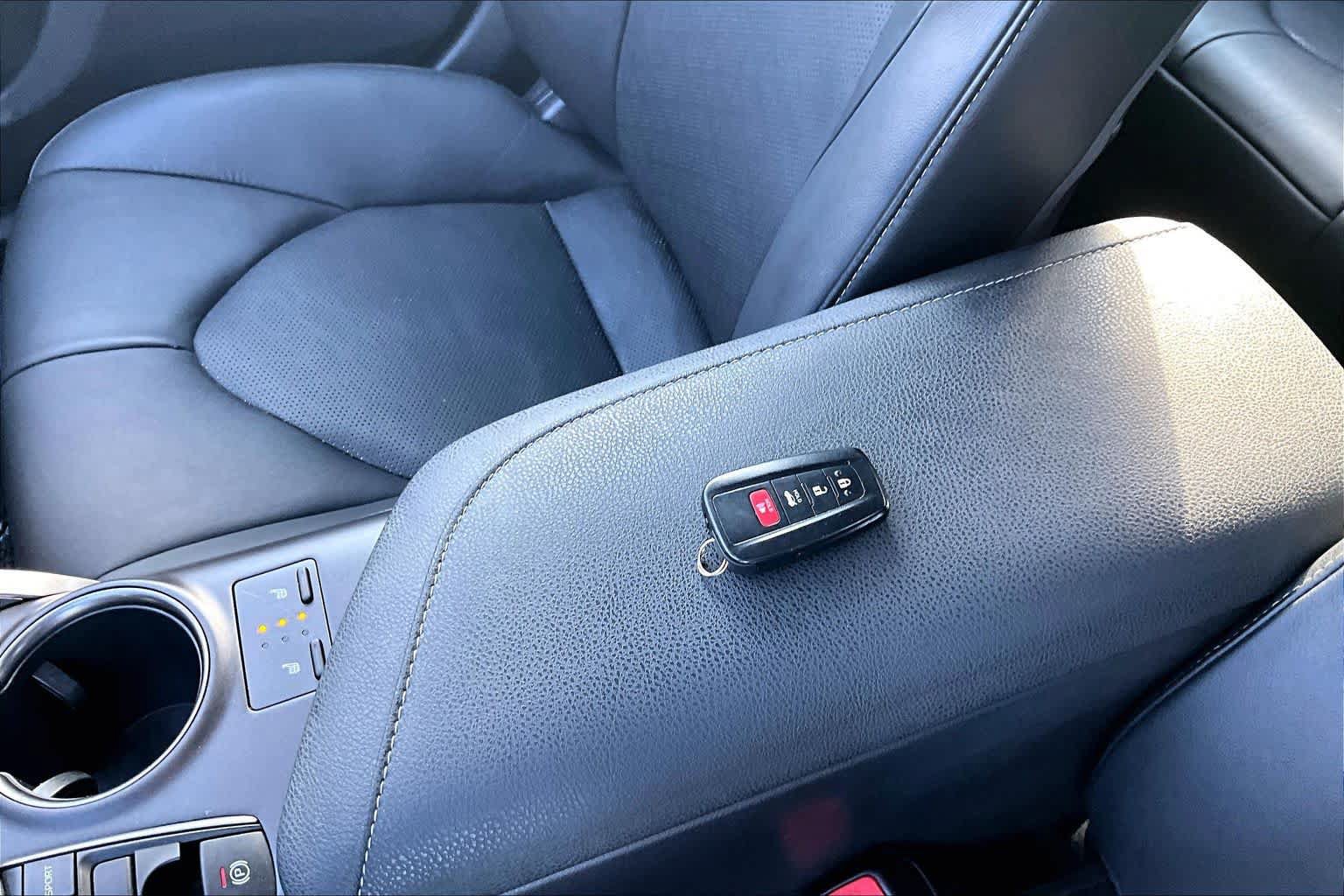 Used 2022 Toyota Camry XSE FWD image 14