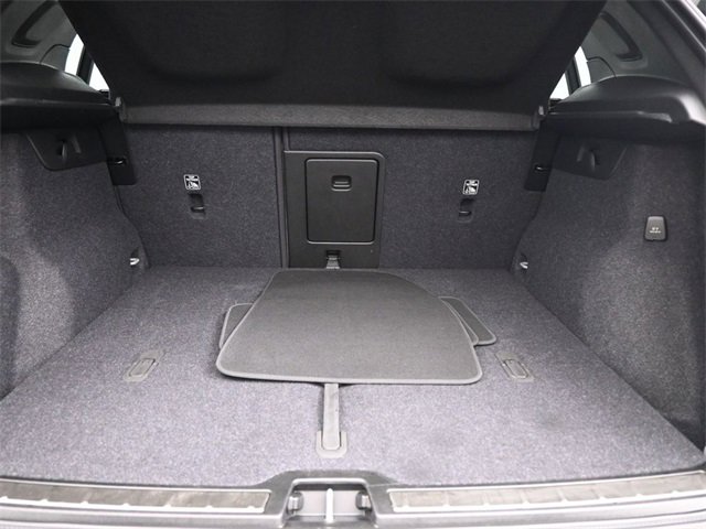 Used 2024 Volvo XC40 B5 Plus image 30