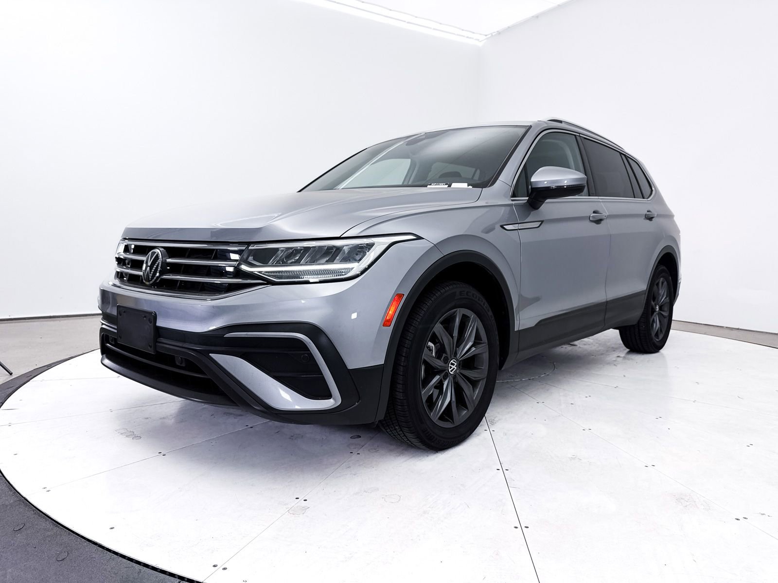 Used 2022 Volkswagen Tiguan SE w/ Panoramic Sunroof Package image 13