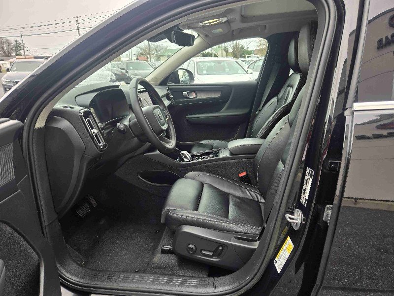 Used 2023 Volvo XC40 B5 Plus image 9