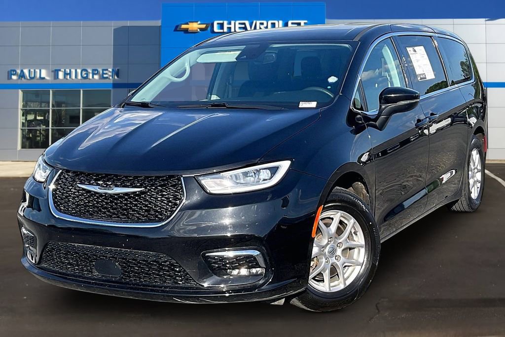 Used 2023 Chrysler Pacifica Touring-L FWD image 3