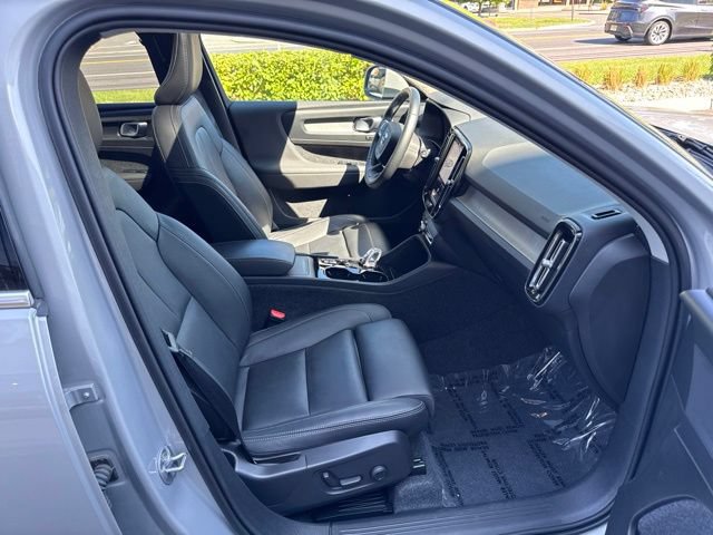 Certified 2025 Volvo XC40 B5 Plus AWD/4WD image 15