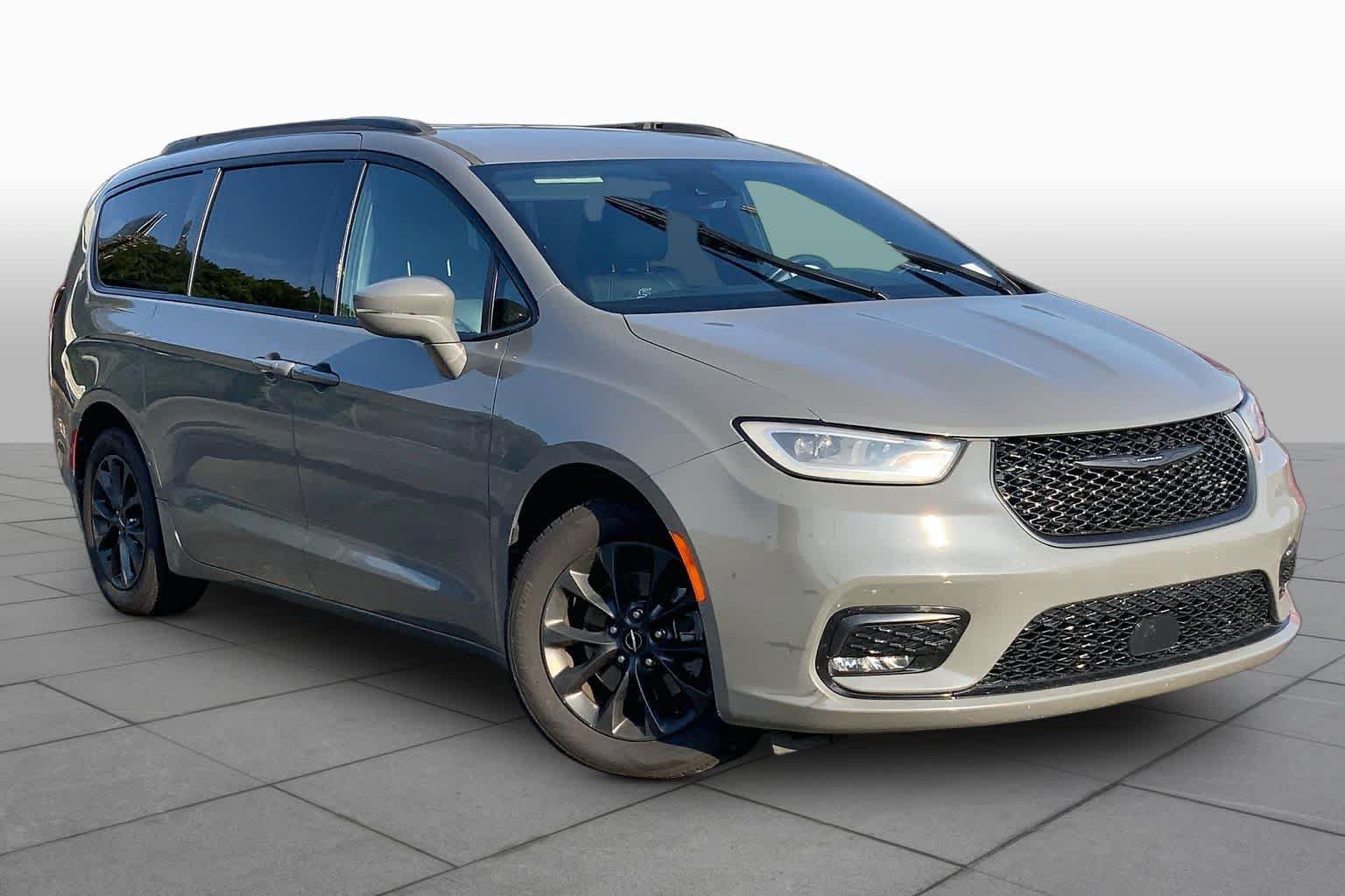 Used 2021 Chrysler Pacifica Touring-L w/ Uconnect Theater Family Group FWD image 3