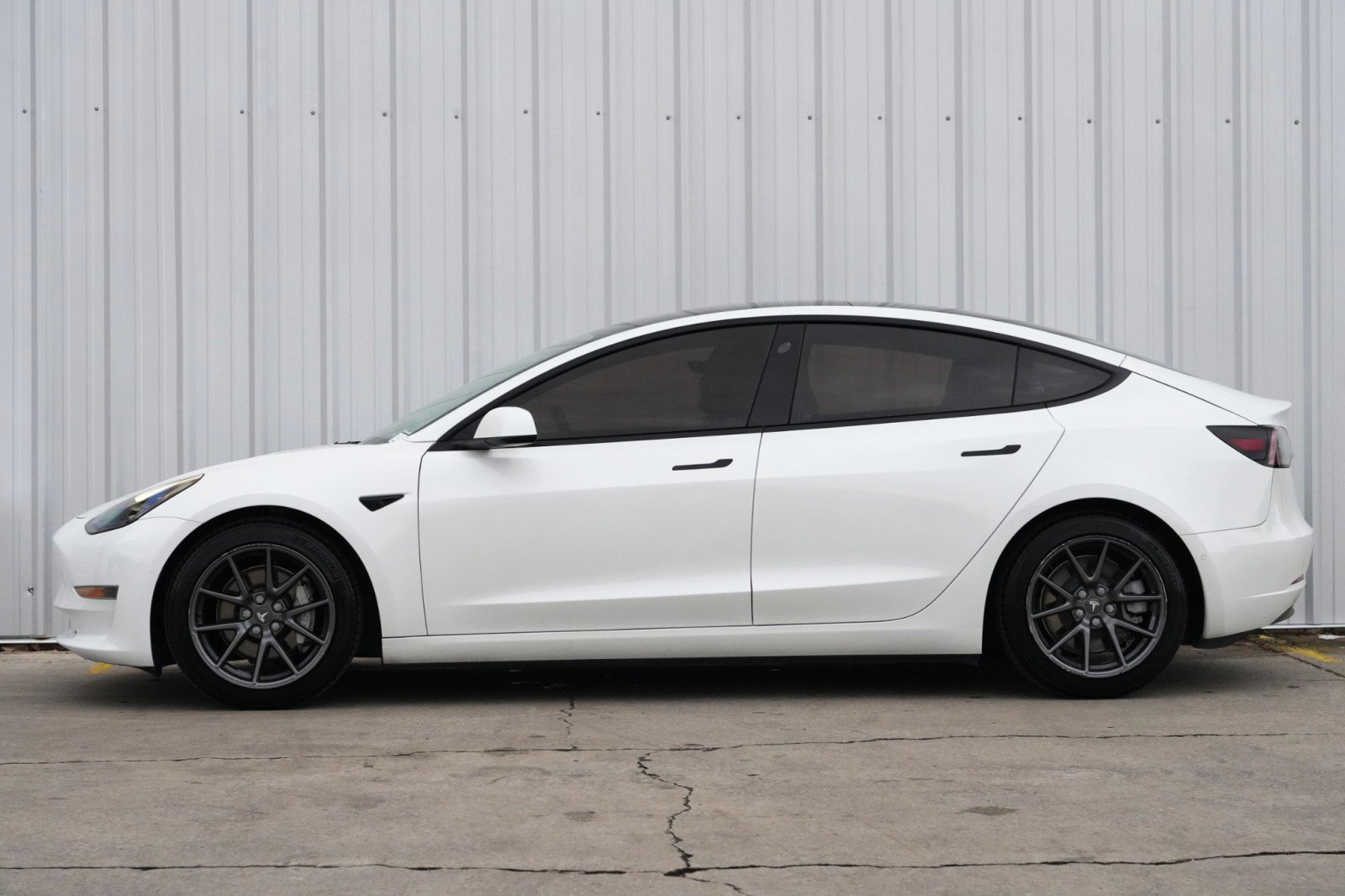 Used 2021 Tesla Model 3 Standard Range Plus image 9