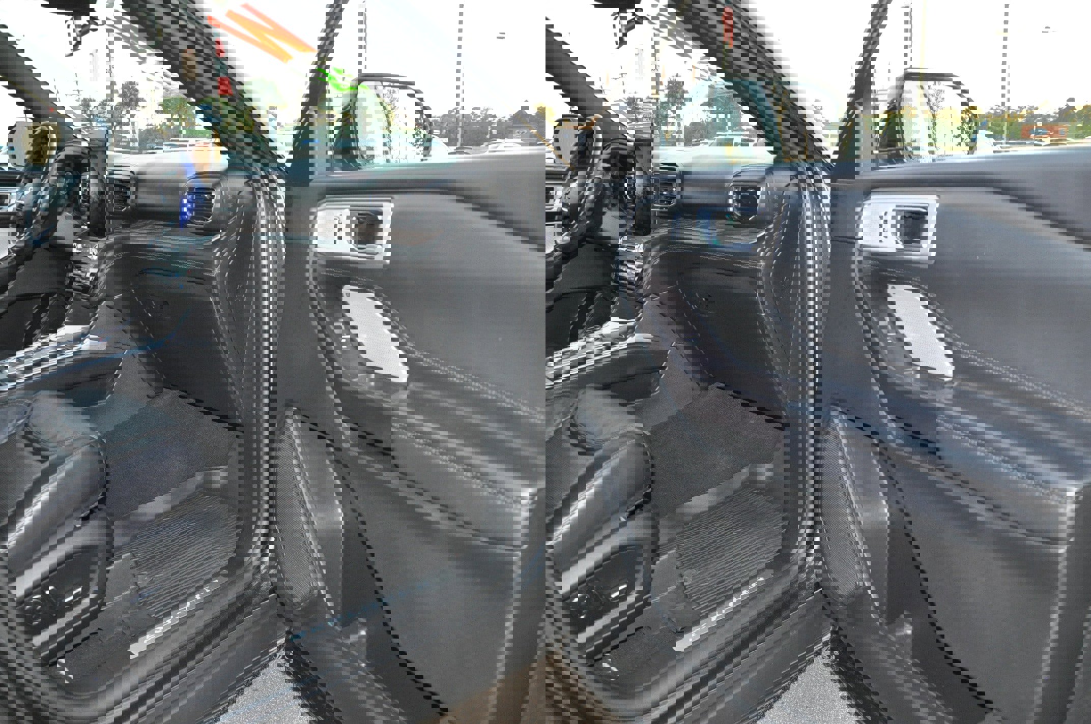 Used 2020 Ford Explorer Platinum w/ Premium Technology Package image 17