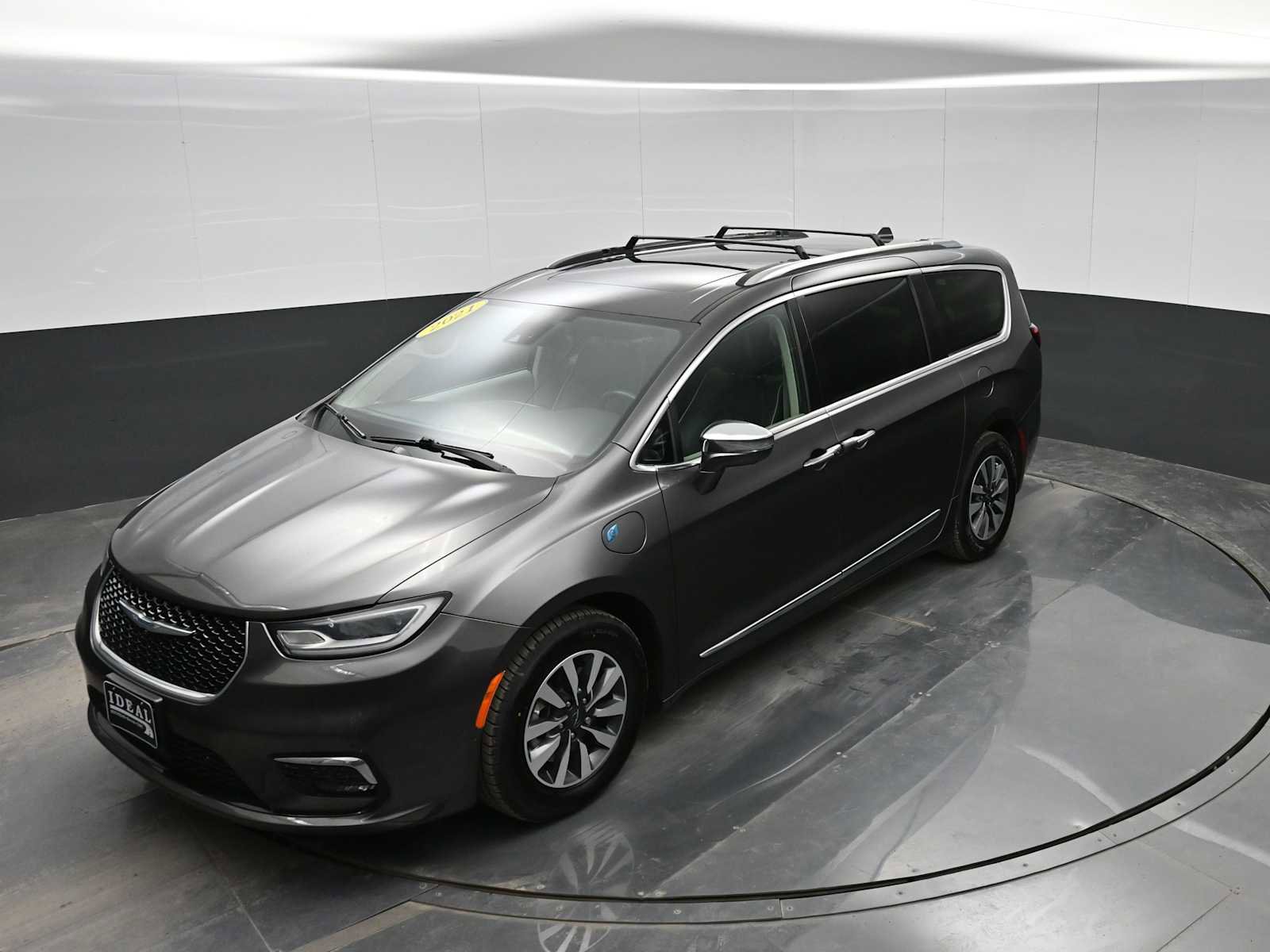 Used 2021 Chrysler Pacifica Limited w/ Uconnect Theater Family Group image 24