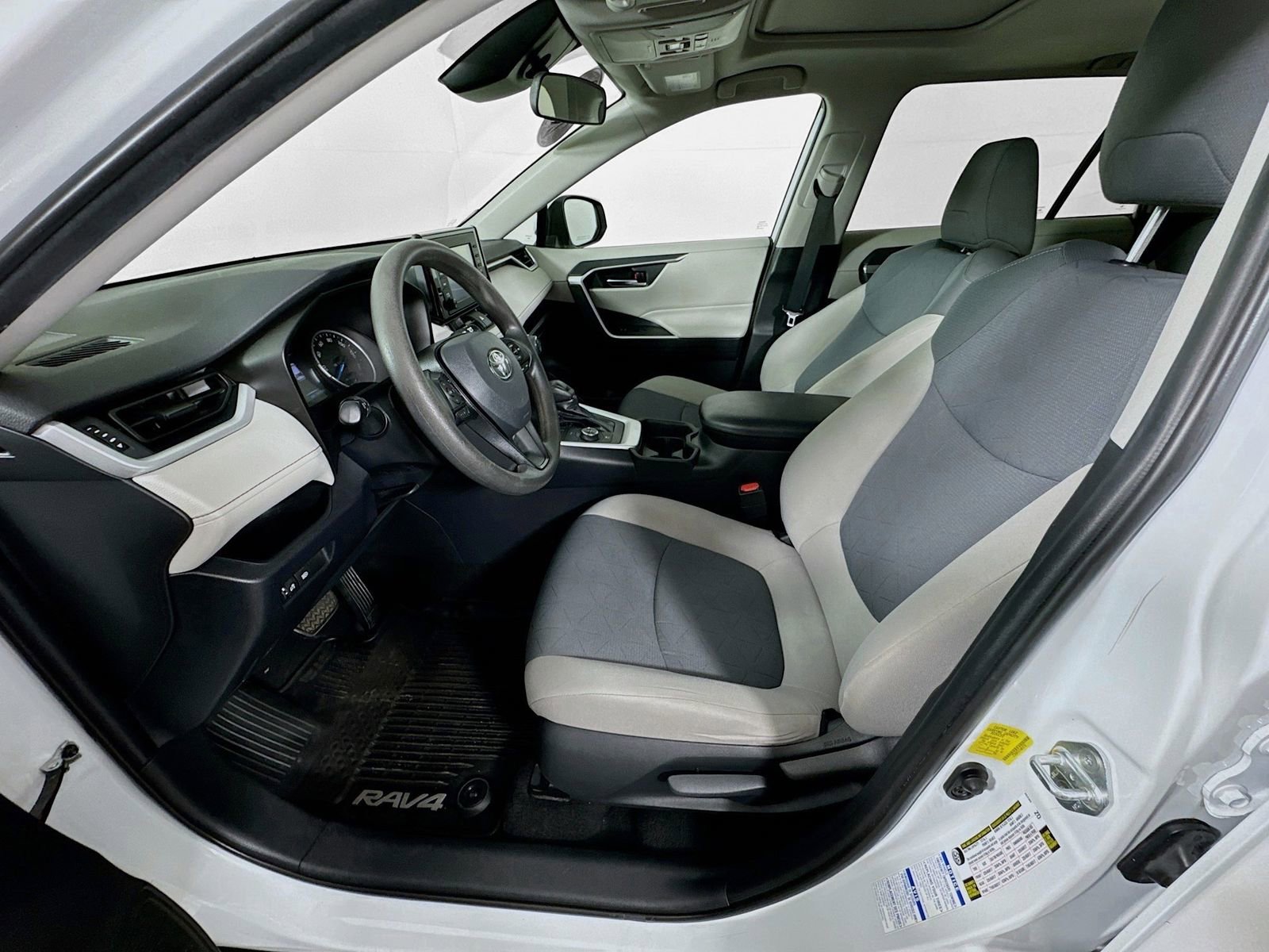 Used 2019 Toyota RAV4 XLE AWD/4WD image 17