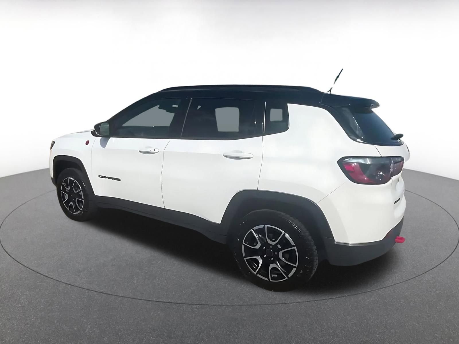 Used 2025 Jeep Compass Trailhawk AWD/4WD image 10