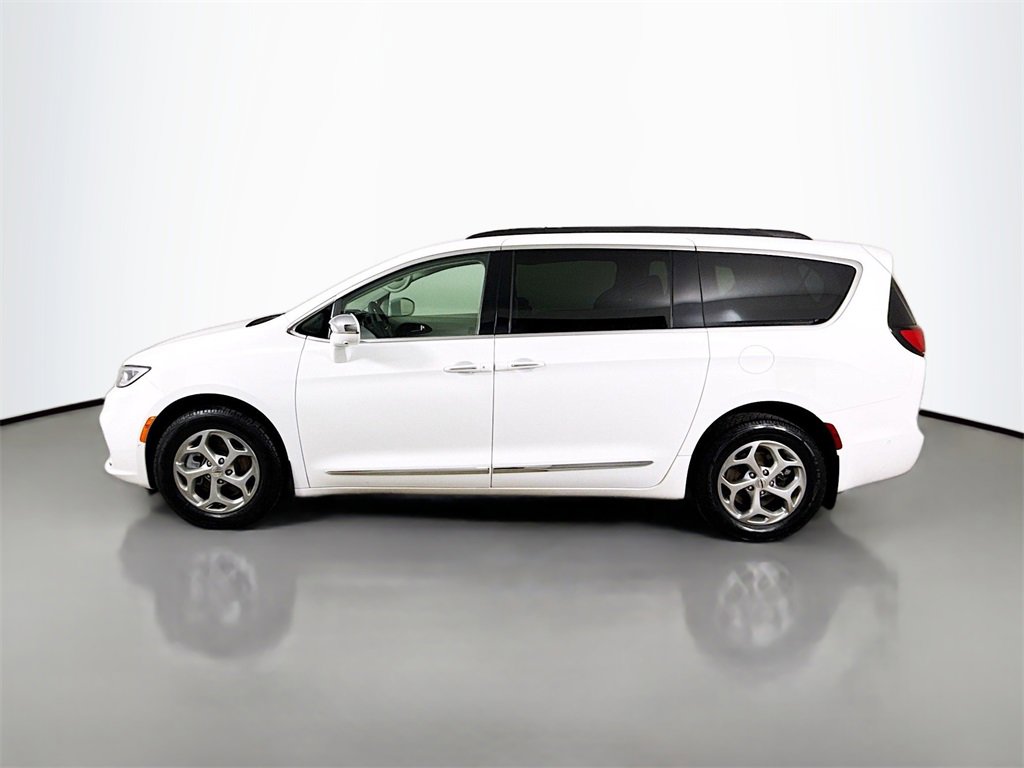 Used 2022 Chrysler Pacifica Limited w/ Uconnect Theater Family Group image 4