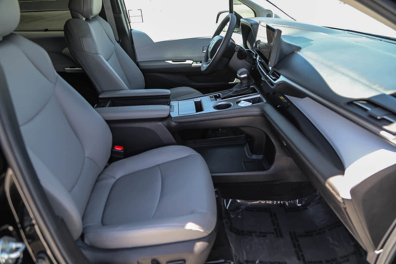 Used 2025 Toyota Sienna XLE w/ XLE Plus Package AWD/4WD image 16
