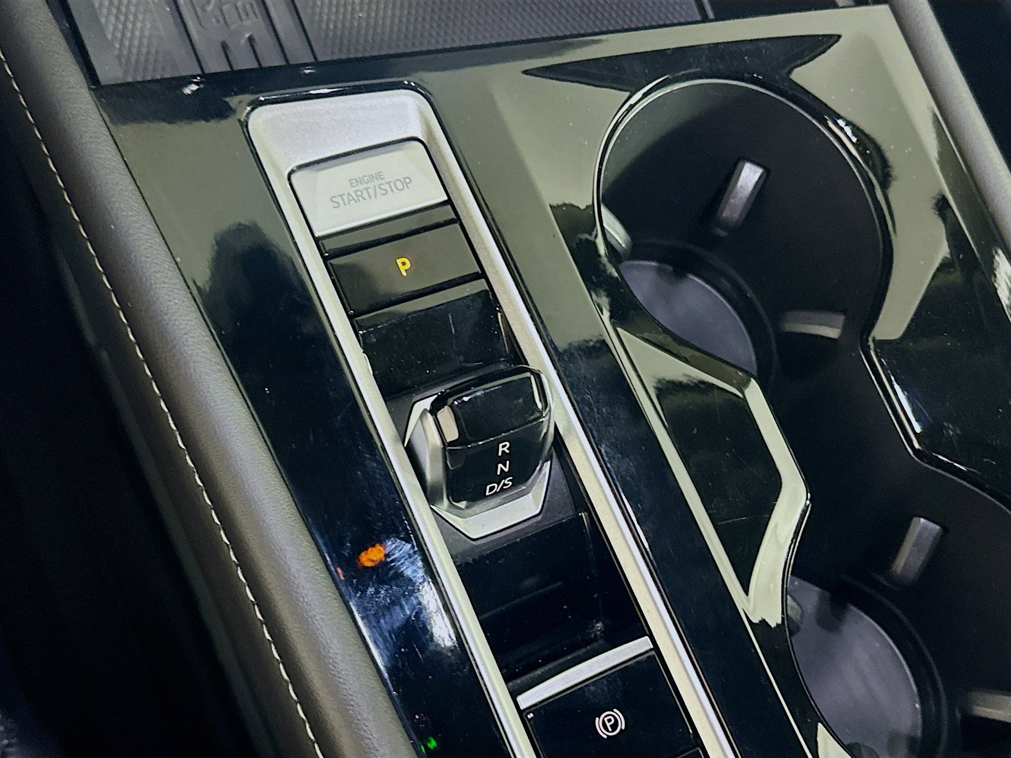 Used 2025 Volkswagen Atlas SE image 25