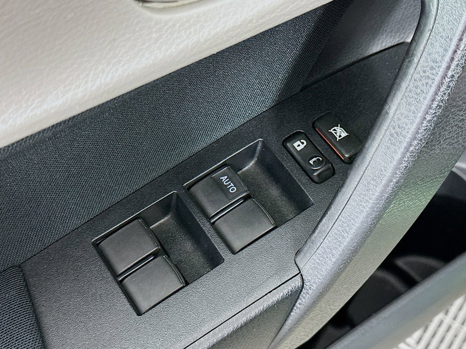 Used 2014 Toyota Corolla LE FWD image 17
