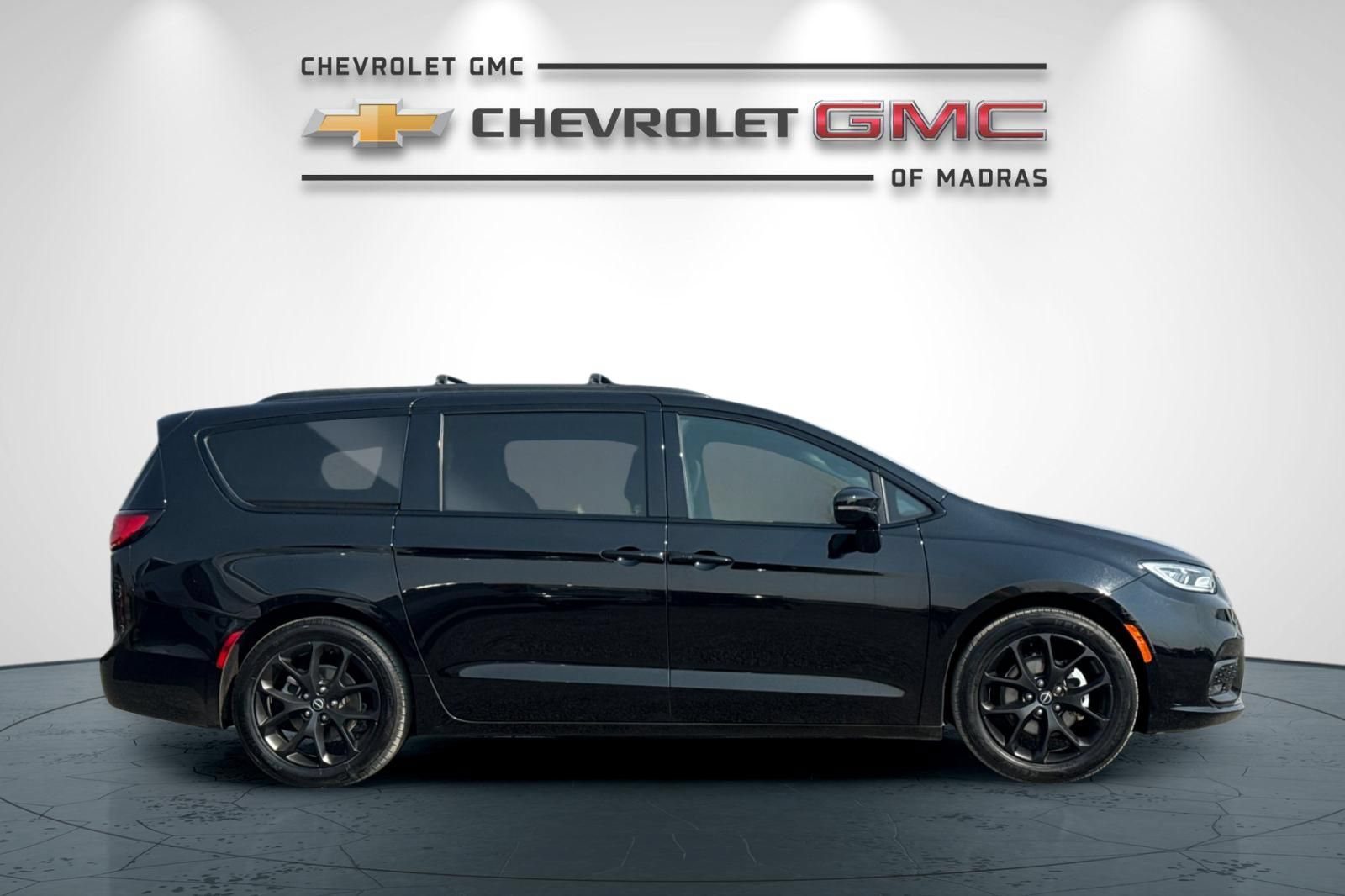 Used 2025 Chrysler Pacifica Limited FWD image 2