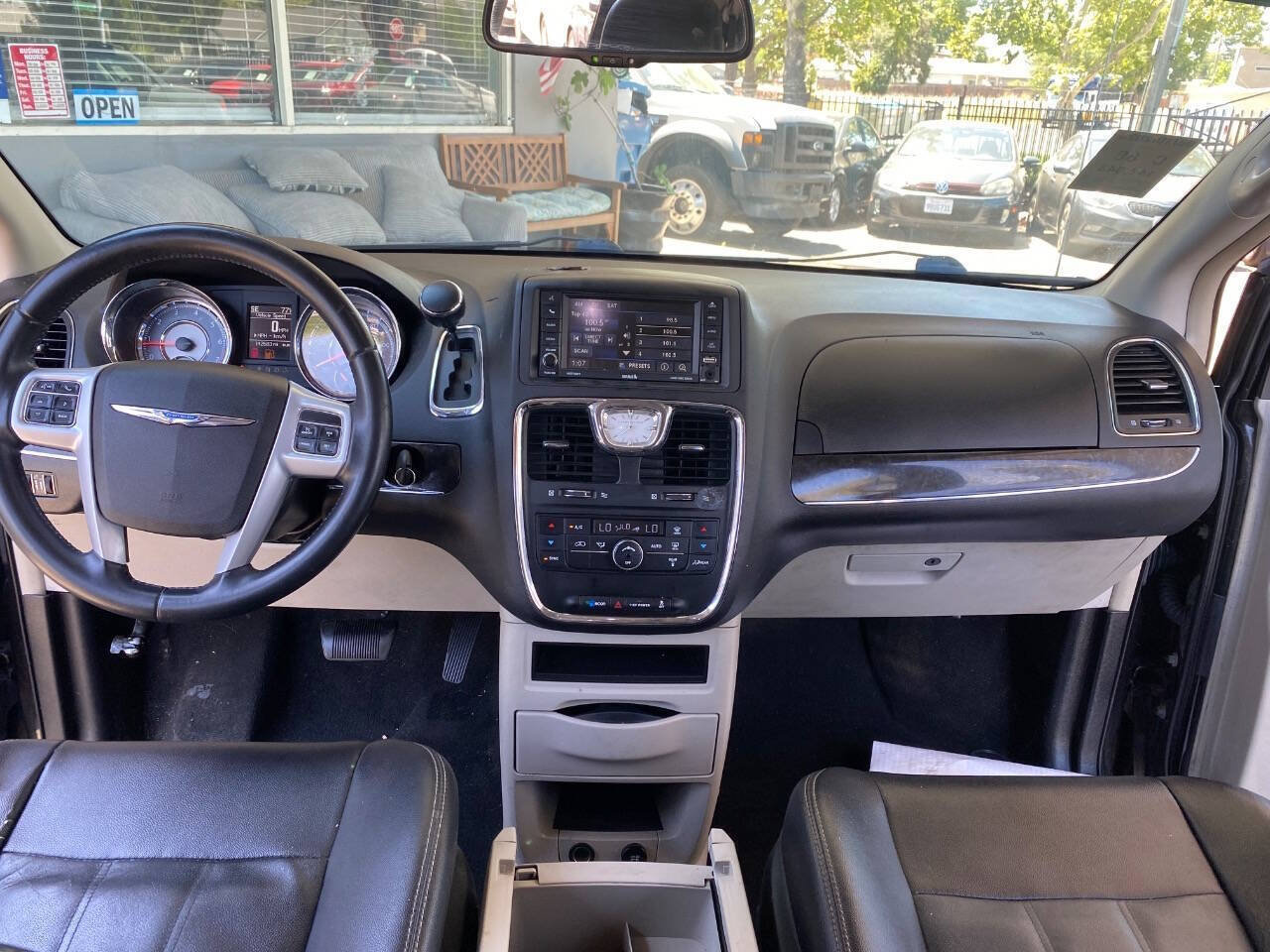 Used 2014 Chrysler Town & Country Touring FWD image 23