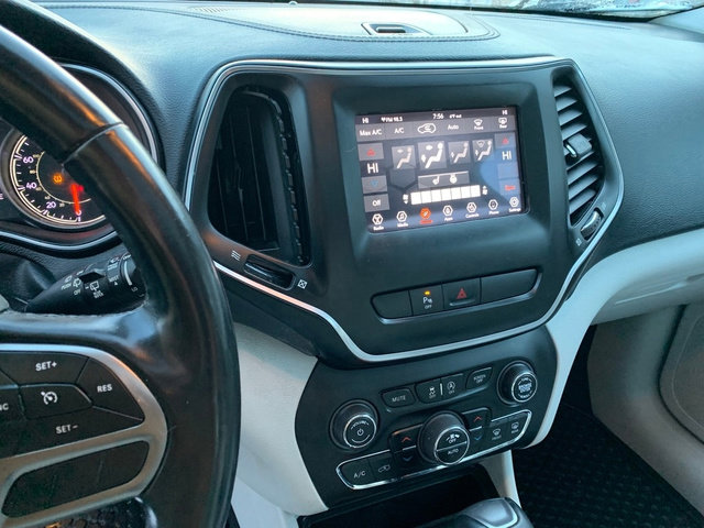 Used 2020 Jeep Cherokee Latitude Plus w/ Comfort/Convenience Group image 29