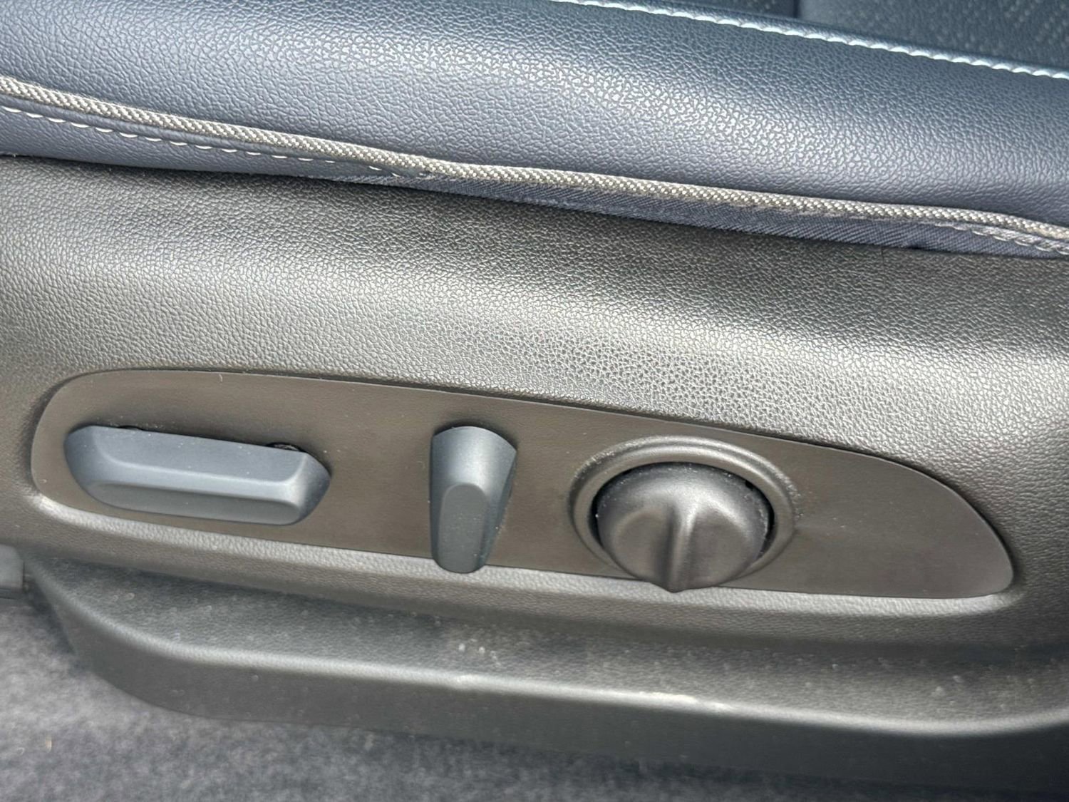 Used 2022 Chevrolet Bolt EUV Premier w/ Sun & Sound Package image 14