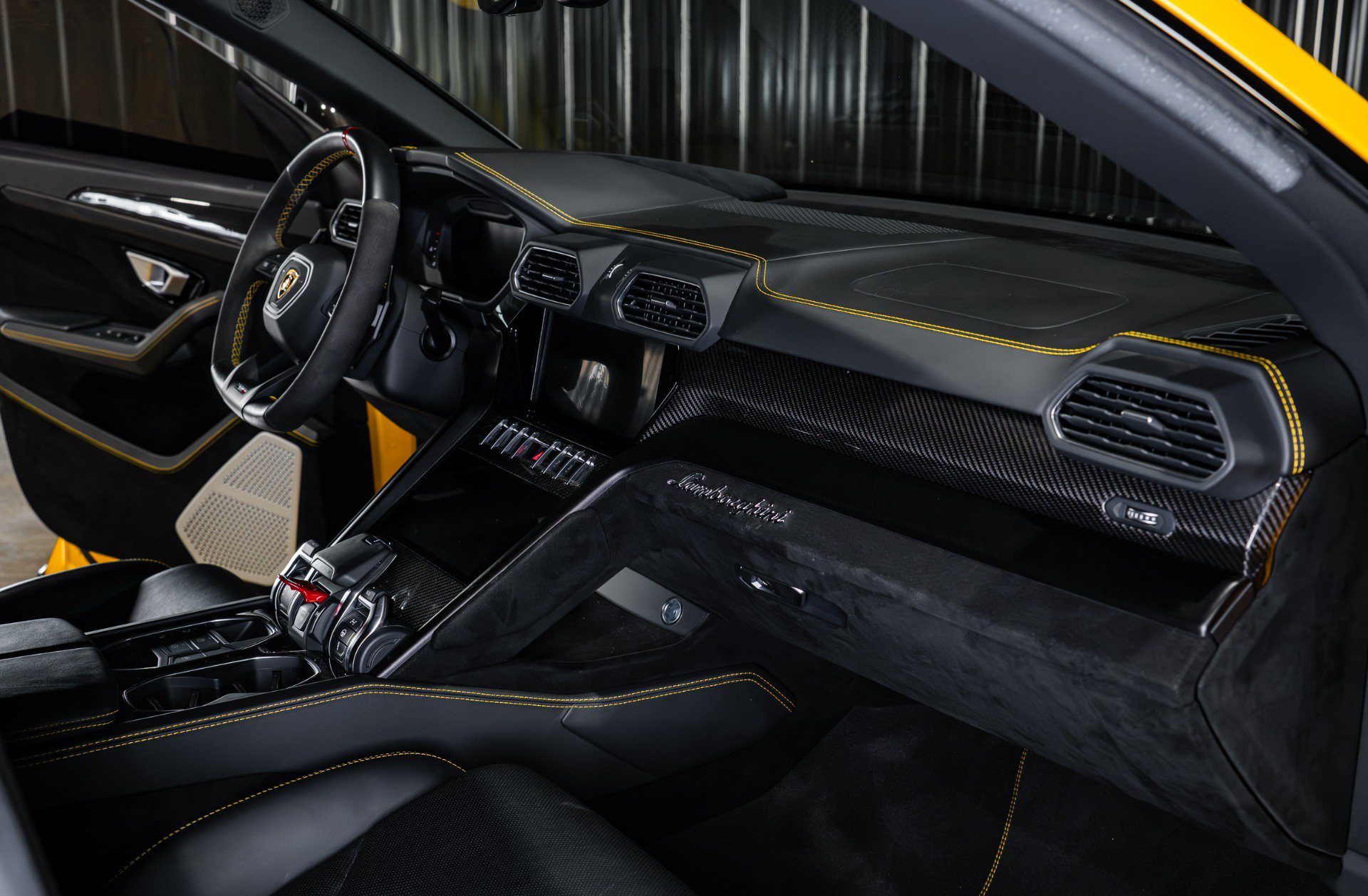 Used 2024 Lamborghini Urus Performante AWD/4WD image 22