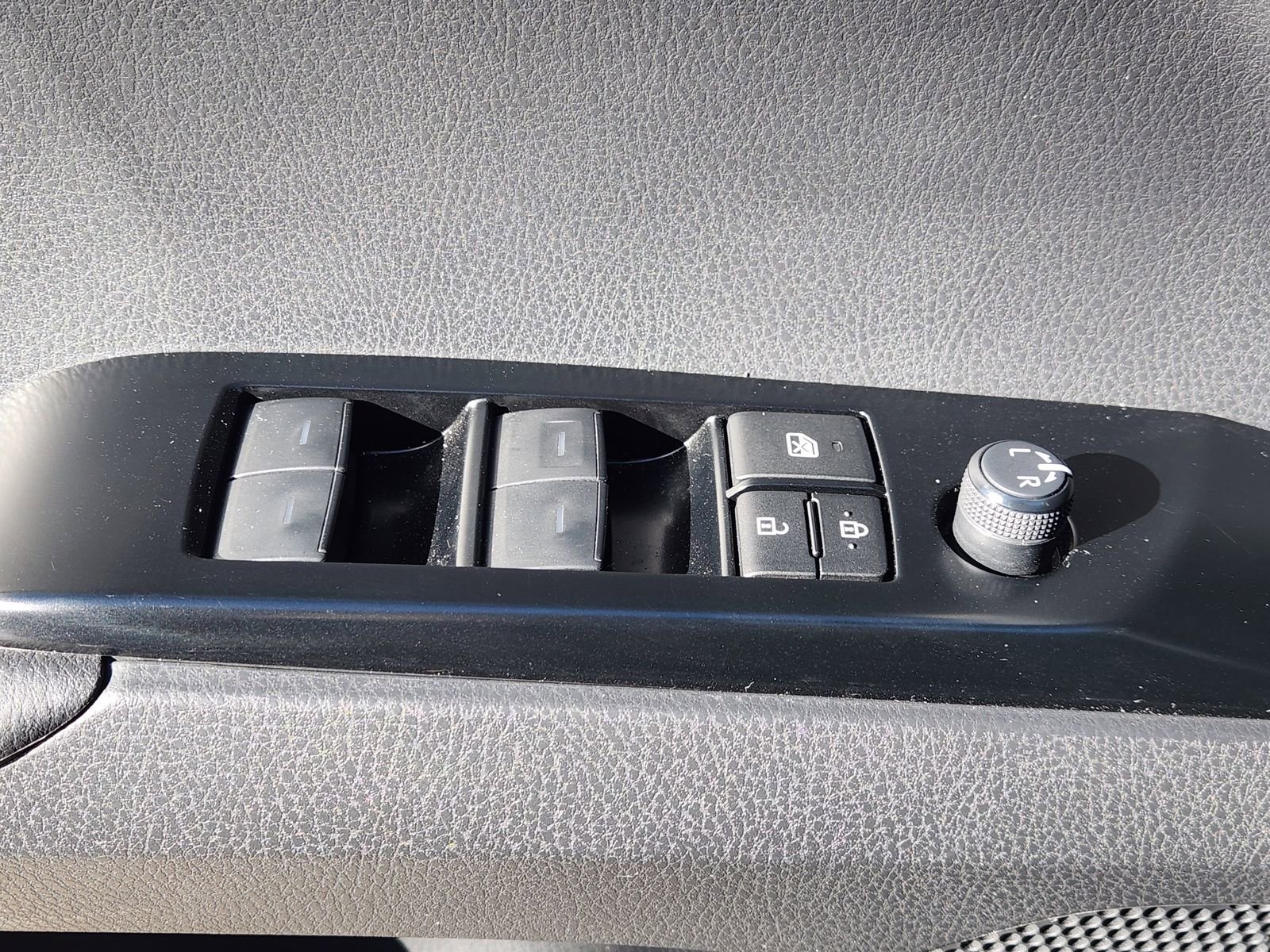 Used 2025 Toyota Camry SE w/ Convenience Package image 28