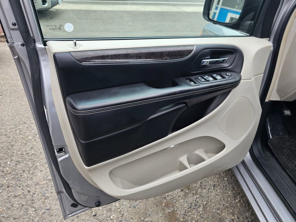 Used 2016 Chrysler Town & Country Touring image 26