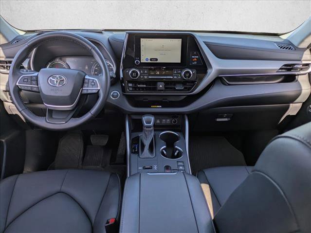 Certified 2025 Toyota Highlander XLE image 17