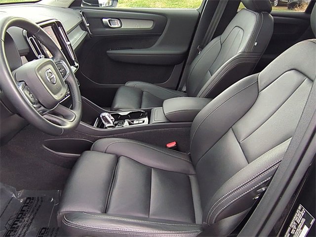 Used 2025 Volvo XC40 B5 Plus image 16