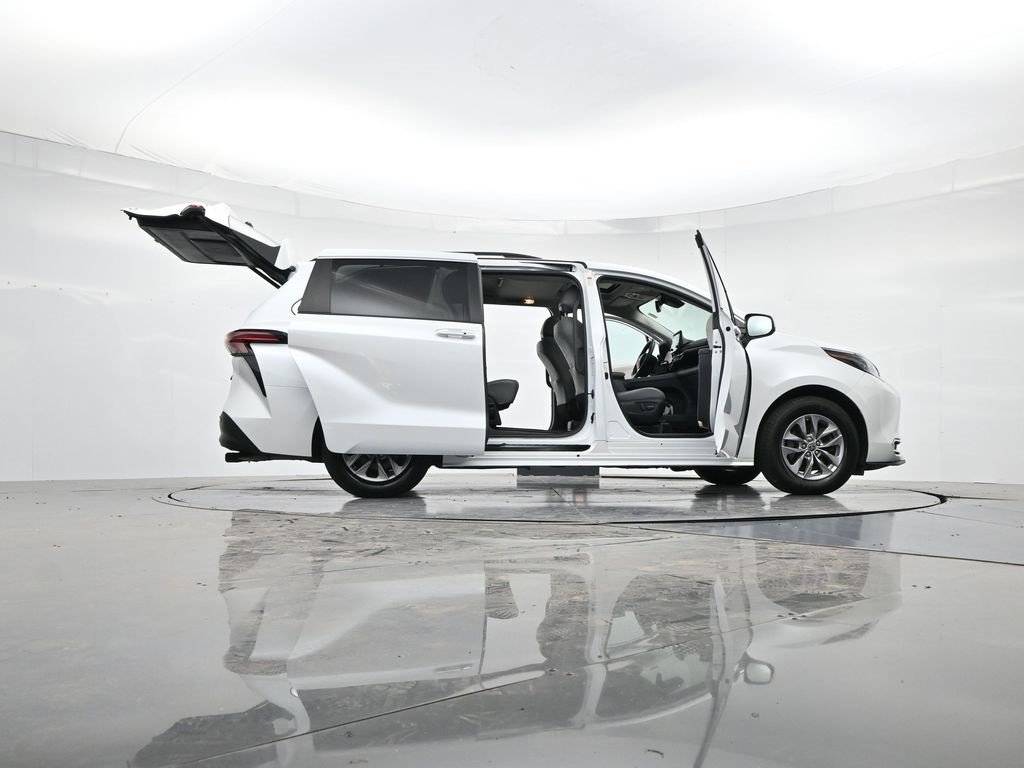 Used 2022 Toyota Sienna XLE image 47
