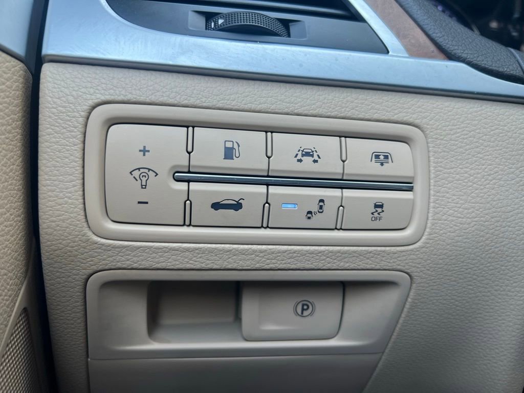 Used 2015 Hyundai Genesis 5.0 RWD image 24