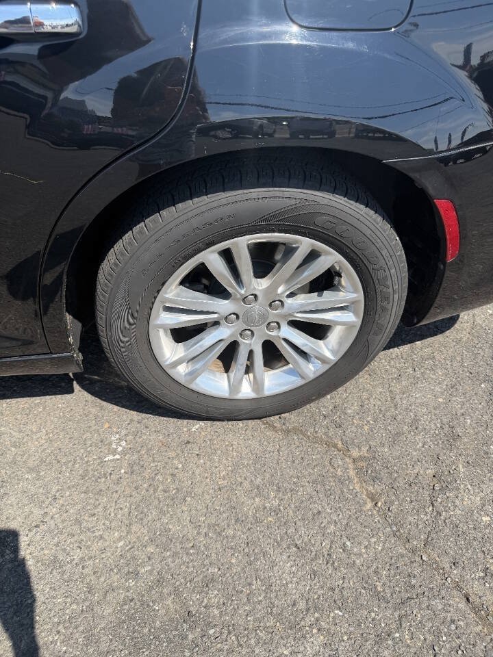 Used 2017 Chrysler 300 C RWD image 21