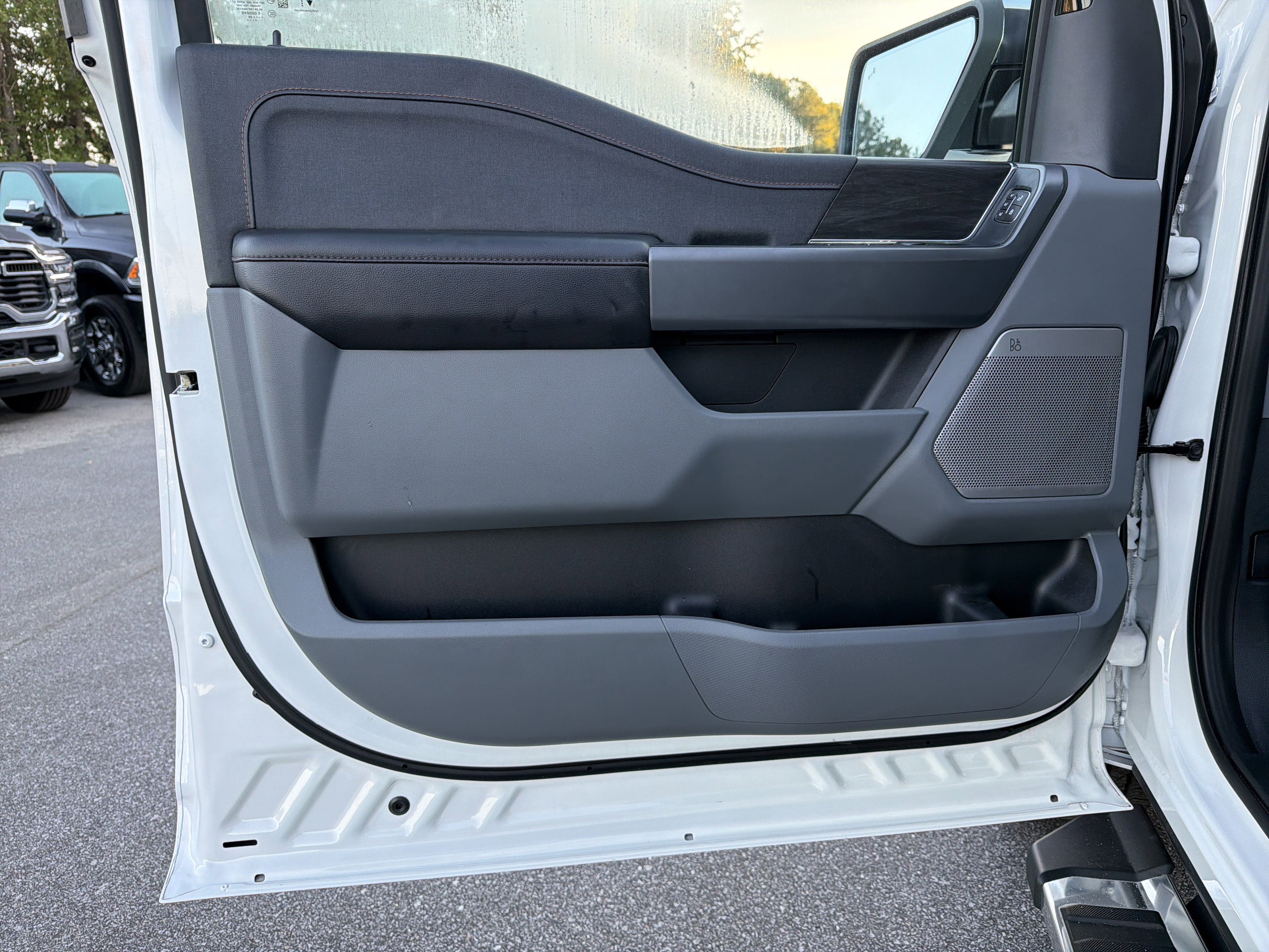 Used 2025 Ford F150 Lariat w/ Equipment Group 501A Mid image 11