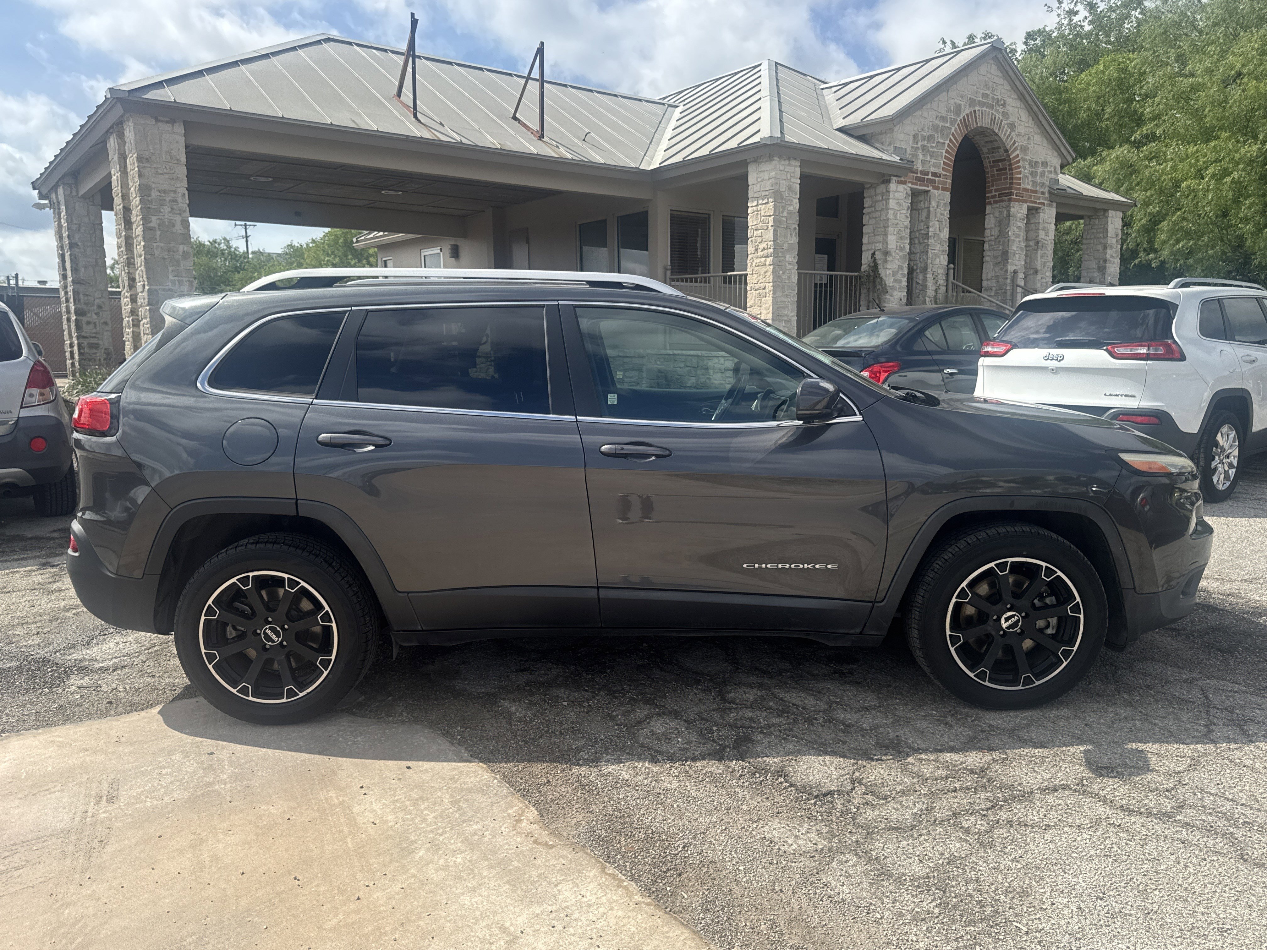Used 2015 Jeep Cherokee Limited w/ Luxury Group AWD/4WD image 2