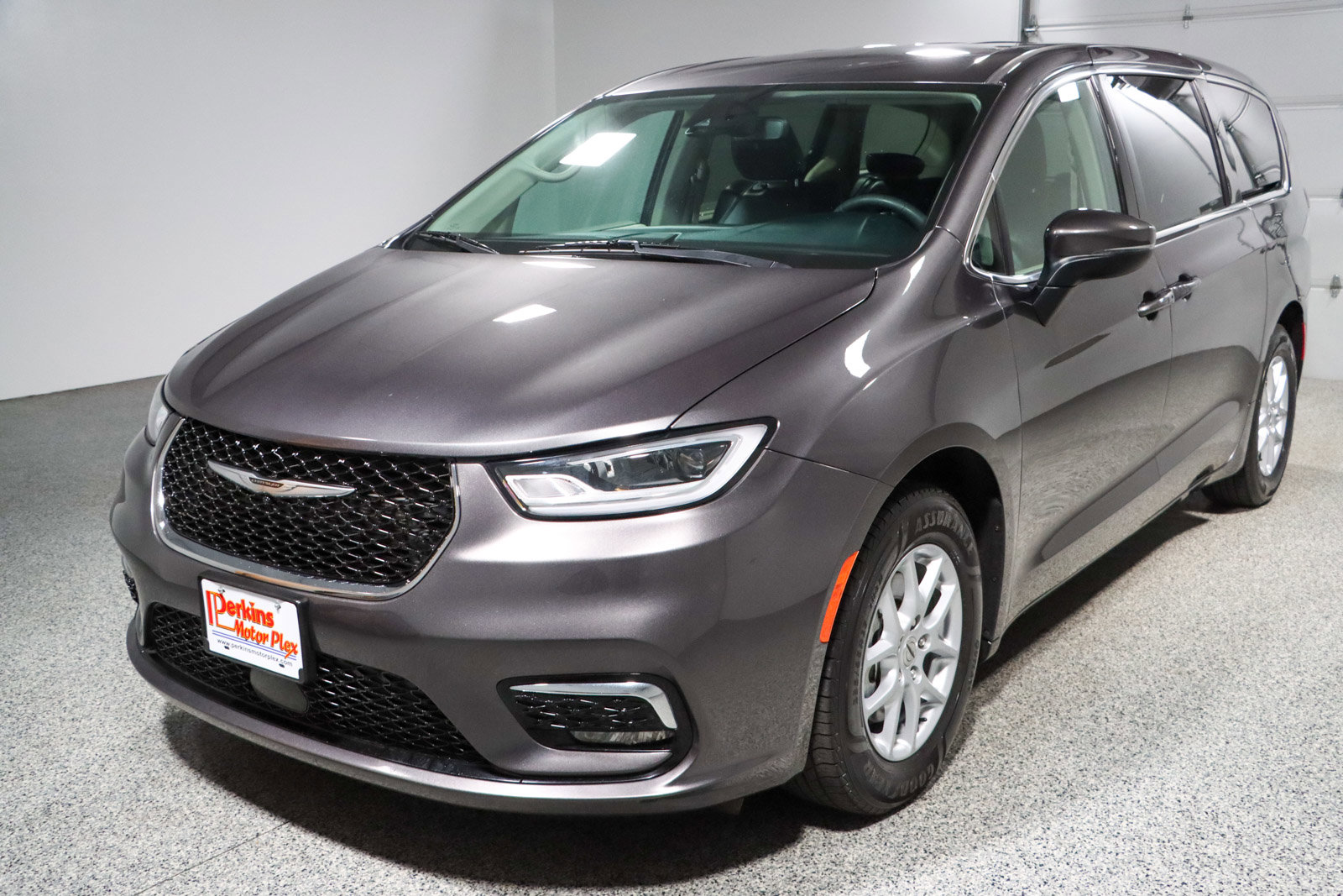 Used 2023 Chrysler Pacifica Touring-L image 32