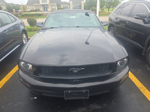 Used 2008 Ford Mustang Convertible RWD image 2