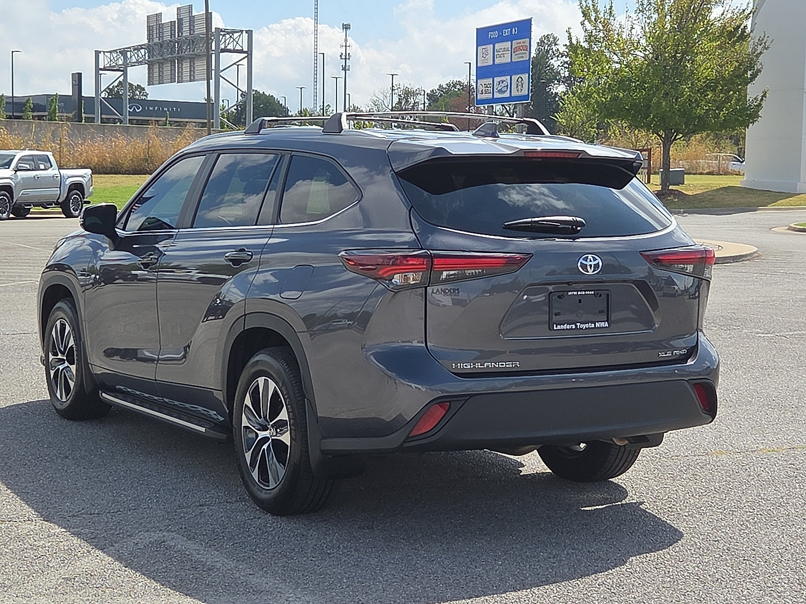 Used 2024 Toyota Highlander XLE AWD/4WD image 4