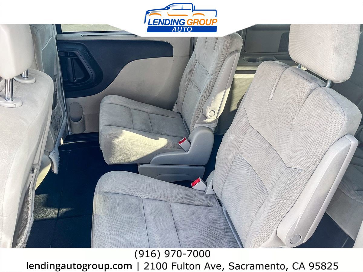 Used 2016 Chrysler Town & Country Touring image 16