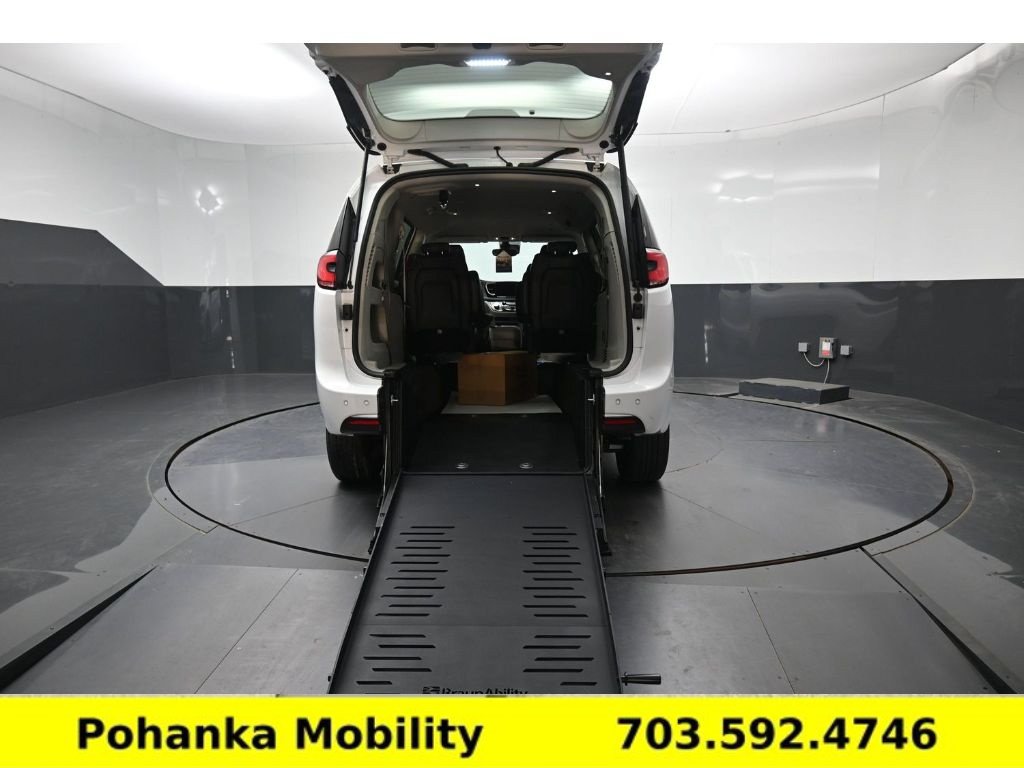 Used 2024 Chrysler Pacifica Touring-L FWD image 1